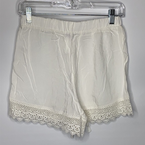 Heart Hips White Lace Hem Woven Shorts NWT - Picture 2 of 11